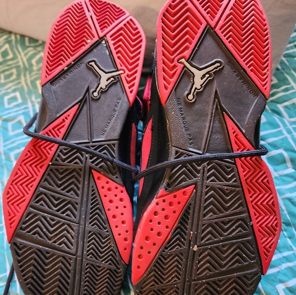 Red and black micheal jordon 6.5y - Picture 2 of 4